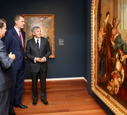 Su Majestad el Rey durante su recorrido por la exposición “Colección Masaveu. Pintura española del siglo XIX. De Goya al modernismo”
