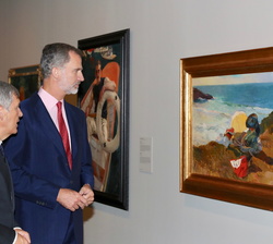 Su Majestad el Rey observa uno de los cuadros de la exposición “Colección Masaveu. Pintura española del siglo XIX. De Goya al modernismo”