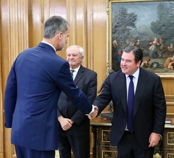 Su Majestad el Rey durante los saludos a la delegación del Congreso de los Estados Unidos de América
