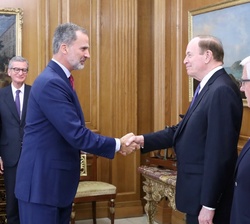 Don Felipe recibe los saludos a la delegación del Congreso de los Estados Unidos de América asistente a la audiencia