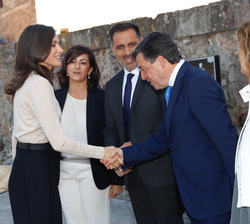 Su Majestad la Reina recibe el saludo de las autoridades a su llegada