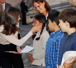 Doña Letizia conversa con los escolares que le entregaron unos trabajos