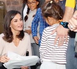 Su Majestad la Reina conversa con los escolares que le entregaron unos trabajos