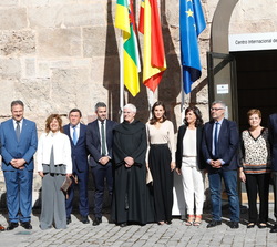 Su Majestad la Reina junto a las autoridades a la entrada del Centro Internacional de Investigación de la Lengua Española (Cilengua)