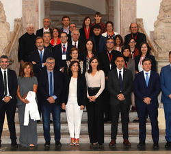 Su Majestad la Reina junto a los asistentes al seminario 