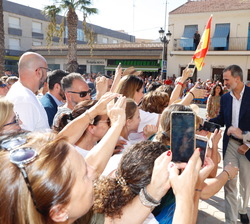 Su Majestad el Rey recibe el saludo del público congregado a su llegada al ayuntamiento