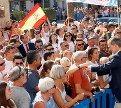 A su llegada a Los Alcázares, Su Majestad el rey saluda a los ciudadanos que le esperaban