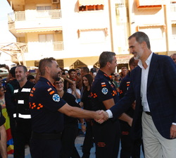 Sus Majestades los Reyes reciben el saludo de voluntarios participantes en las labores de ayuda y limpieza