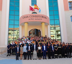 Sus Majestades los Reyes junto a las autoridades y voluntarios participantes en las labores de ayuda y limpieza