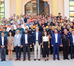 Fotografía de grupo de Sus Majestades los Reyes junto a los voluntarios participantes en las labores de ayuda y limpieza