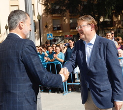Su Majestad el Rey recibe el saludo de D. Ximo Puig, presidente de la Comunidad Valenciana