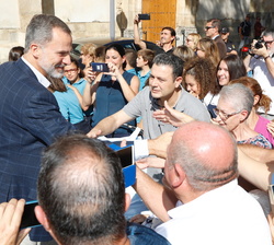 Don Felipe recibe el saludo del público asistente a su llegada a Orihuela