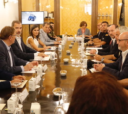 Sus Majestades los Reyes en el transcurso de la reunión de trabajo