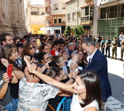 Sus Majestades los Reyes reciben el afectuoso saludo de publico de todas las edades