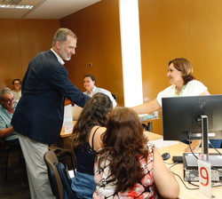 Don Felipe es saludado por el personal del PROP