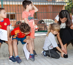 Su Majestad la Reina acompañada de los alumnos más pequeños del CEIP