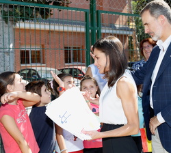 Sus Majestades los Reyes reciben impresiones de los alumnos más jóvenes del CEIP