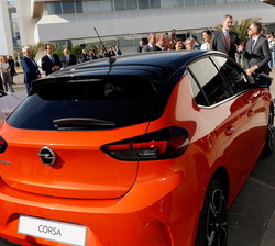 Su Majestad el Rey junto al presidente del Grupo PSA conversando sobre el nuevo modelo del Opel Corsa