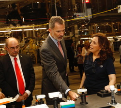 Su Majestad el Rey recibe se interesa por los procesos de fabricación durante su visita