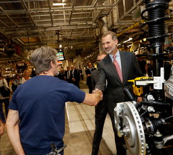 Durante el recorrido, Don Felipe recibe el saludo de los trabajadores