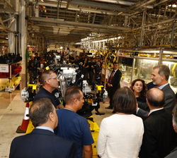 Don Felipe conversa sobre los distintos procesos de fabricación