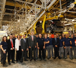 Su Majestad el Rey junto a las autoridades y un grupo de trabajadores