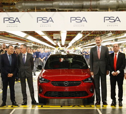 Su Majestad el Rey junto a las autoridades con el Opel Corsa en la línea de final de producción