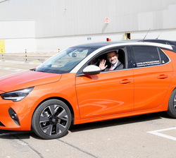 Su Majestad el Rey prueba la conducción del nuevo modelo del Opel Corsa Eléctrico