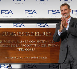 Su Majestad el Rey junto a la placa conmemorativa de su visita con motivo del comienzo de la producción del nuevo Opel Corsa Eléctrico