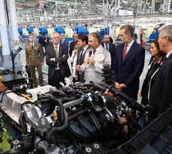 Don Felipe observa el proceso de fabricación del nuevo modelo de la marca en los diferentes puestos del recorrido