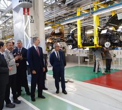 Don Felipe pudo observar el funcionamiento de la cadena de fabricación y control de calidad