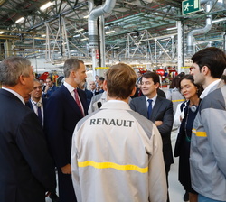 Su Majestad el Rey en un breve encuentro con trabajadores de la factoría