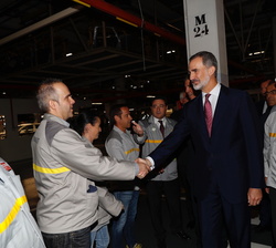 Su Majestad el Rey recibe el saludo de operarios de Renault 