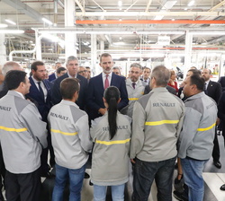 Don Felipe en un breve encuentro con los trabajadores
