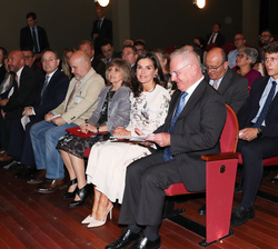 Su Majestad la Reina en primera fila de asientos del auditorio