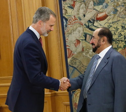 Su Majestad el Rey recibe el saludo de Su Alteza el Jeque Sultán Bin Muhammad Al Qasimi, miembro del Consejo Supremo de Emiratos Árabes Unidos y Emir 