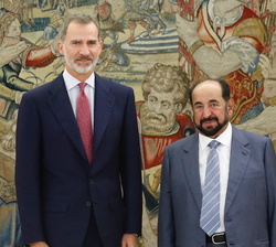 Su Majestad el Rey junto a Su Alteza el Jeque Sultán Bin Muhammad Al Qasimi, miembro del Consejo Supremo de Emiratos Árabes Unidos y Emir del Sharjah