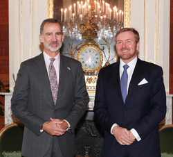 Su Majestad el Rey junto a Su Majestad el Rey de los Países Bajos
