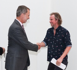 Don Felipe recibe el saludo del poeta holandés, Tsead Bruinja, tras la lectura de su poema