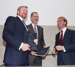 El director del Museo Rijksmuseum entregó a Su Majestad el Rey y a Su Majestad el Rey de los Países Bajos el Catálogo de la exposición "Rembrandt