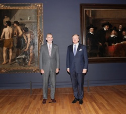 Los Reyes Don Felipe y Don Guillermo Alejandro junto a las obras "Los Síndicos de los Pañeros" de Rembrandt y "La Fragua de Vulcano&quo