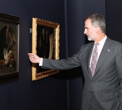 Don Felipe observa al detalle una de las obras
