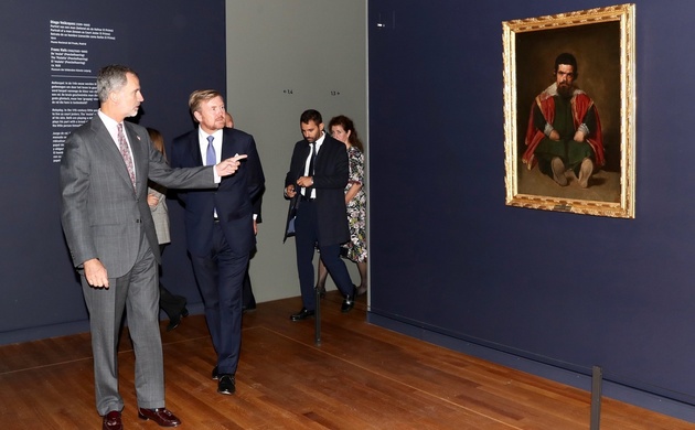 Su Majestad el Rey acompañado de Su Majestad el Rey de los Países Bajos durante el recorrido por la exposición
