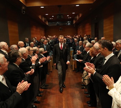 Su Majestad el Rey recibe un afectuoso saludo del público asistente