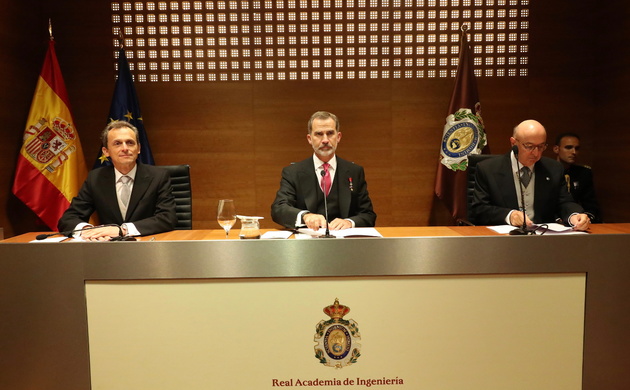 Don Felipe momentos antes de abrir la sesión y conceder la palabra al Presidente de la Real Academia de Ingeniería