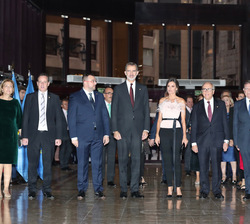 Sus Majestades los Reyes junto a las autoridades a la entrada del Auditorio Palacio de Congresos "Príncipe Felipe"