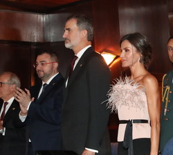Sus Majestades los Reyes durante la interpretación del Himno Nacional