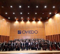 Sus Majestades los Reyes en el escenario junto a la Orquesta Sinfónica del Principado de Asturias y el Coro de la Fundación Princesa de Asturias