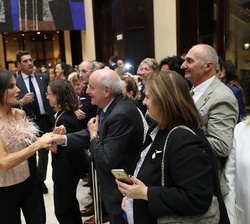 Doña Letizia recibe el saludo de las personas asistentes al Concierto a su término