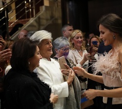 Doña Letizia conversa con las personas que han asistido al Concierto a su finalización